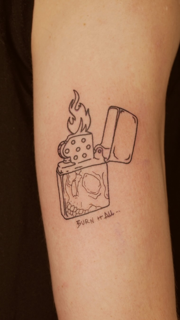 Tatuaje de mechero Zippo con calavera en fine line, Cardo Tattoo Granada