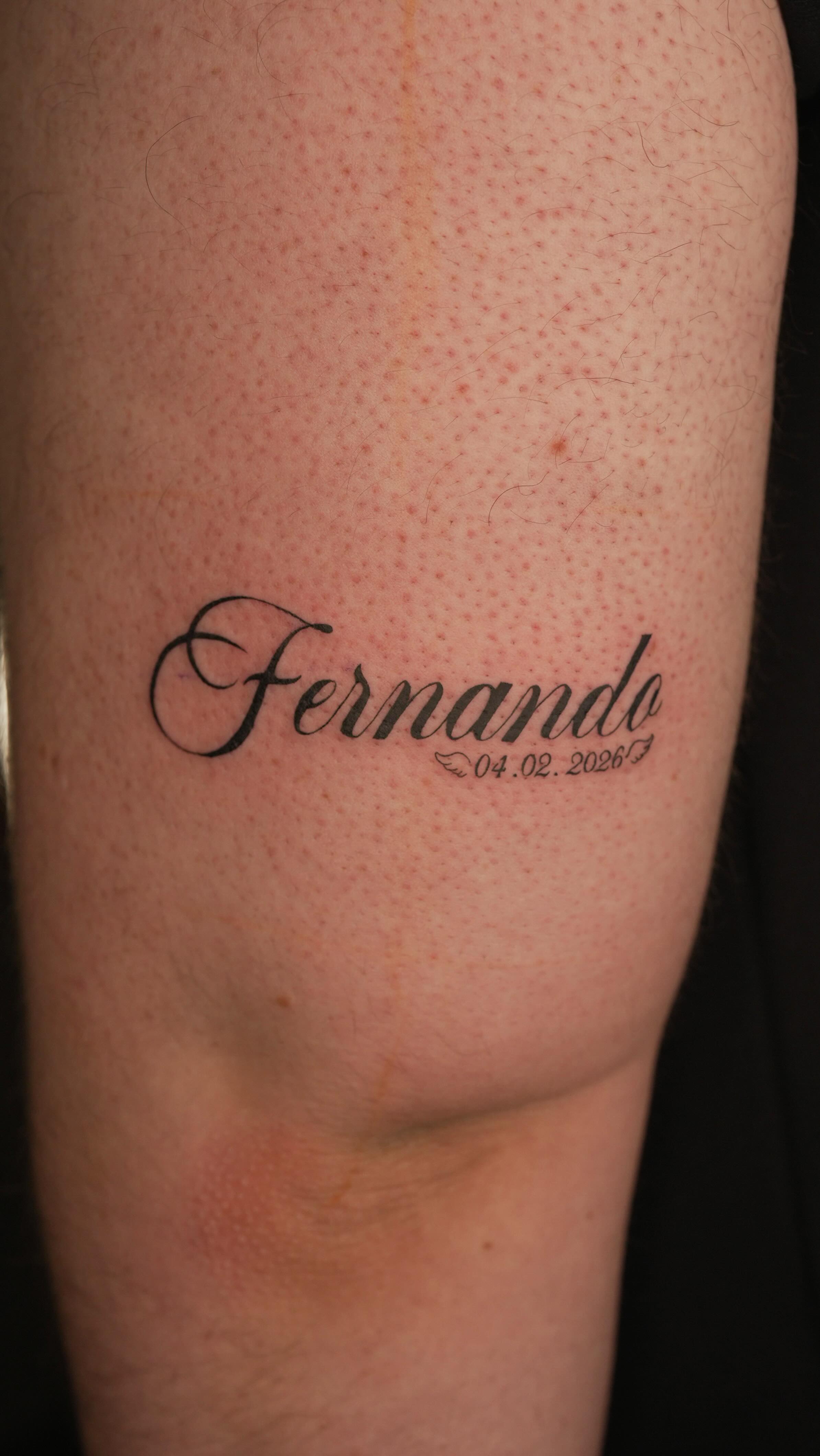 Tatuaje de lettering caligráfico Fernando con fecha, Cardo Tattoo Granada