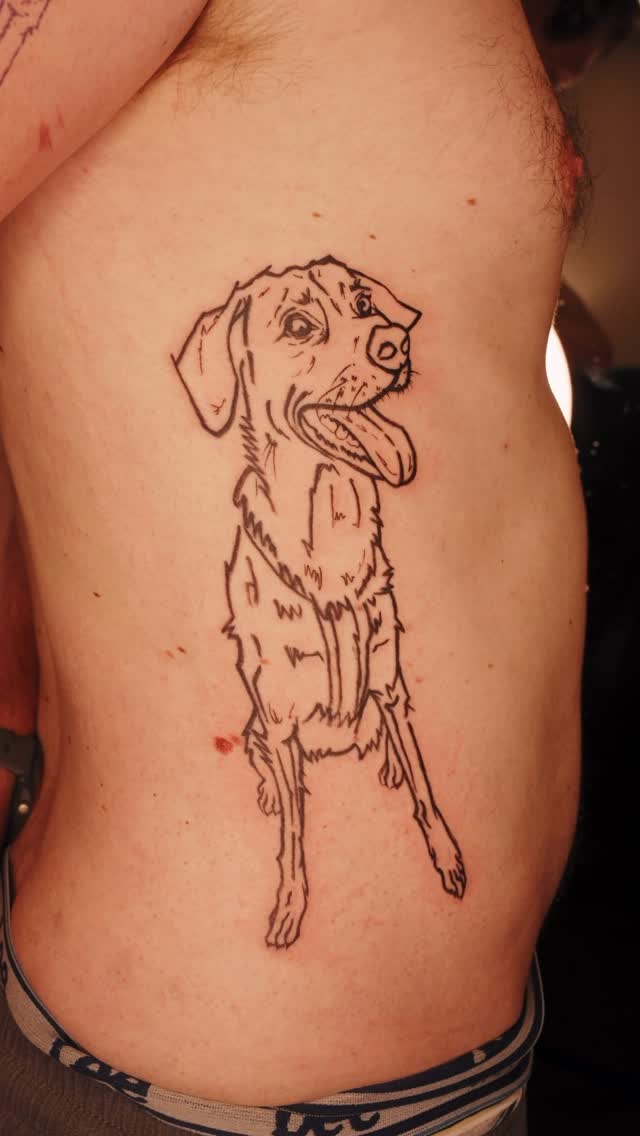 Retrato de perro tatuado en estilo lineal en el costado, Cardo Tattoo Granada